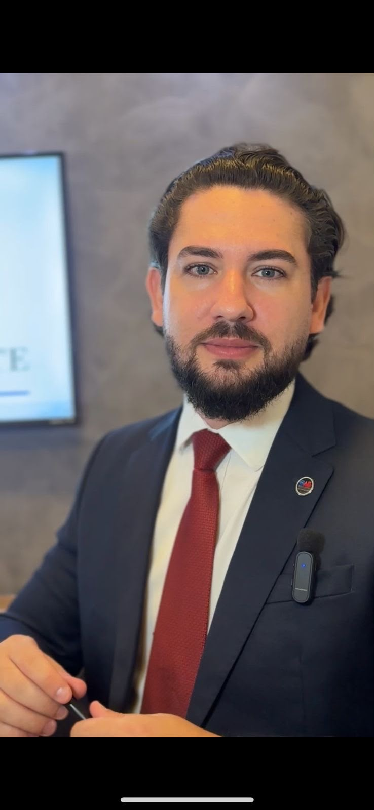 Dr. Matheus Cavalcante em seu escritório